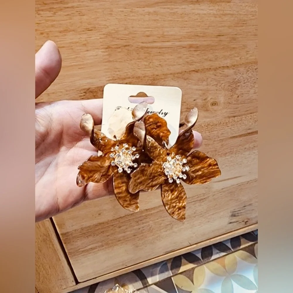 🤎🍂 Bronze Acrylic Resin Flower Earrings 🍂🤎 Brand New in Packet - Picture 5 of 12